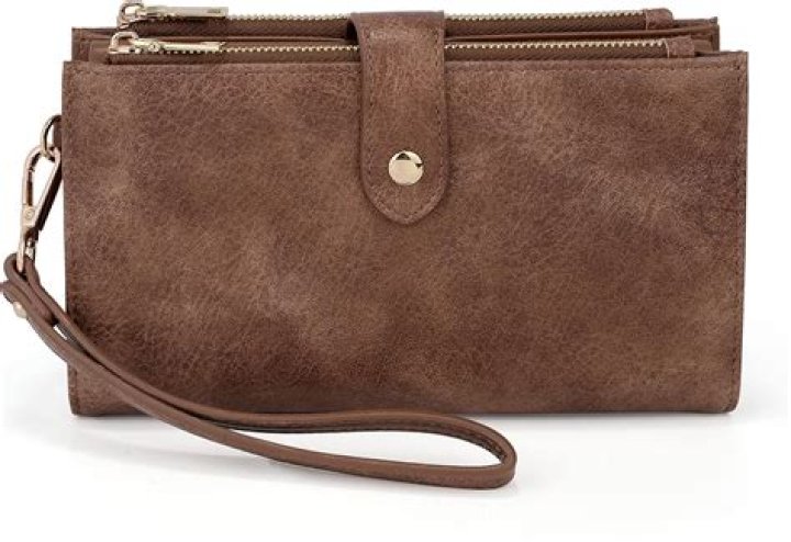 Is a wristlet a wallet?